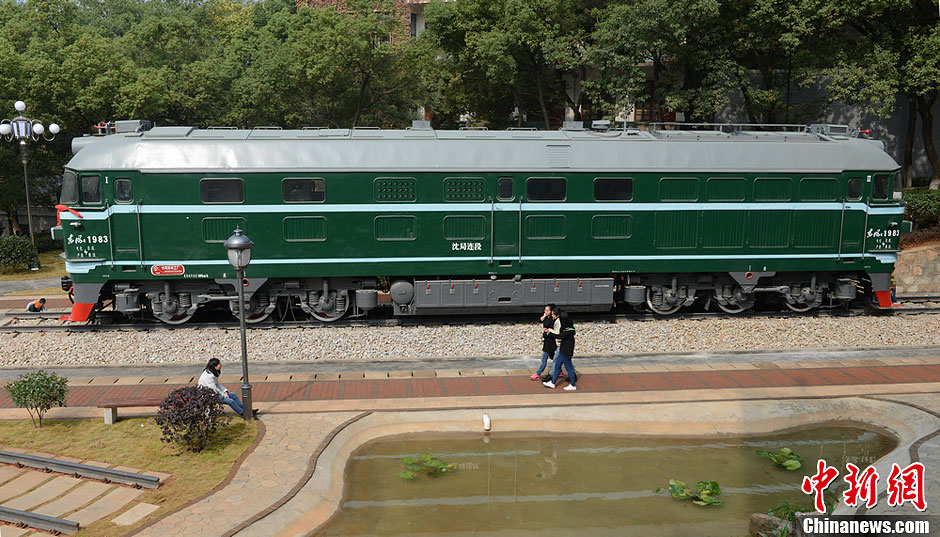 高校校園內(nèi)通火車(chē)成全國(guó)首個(gè)校內(nèi)通火車(chē)的大學(xué) 網(wǎng)友：校園是得有多大