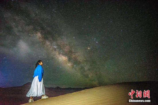 圖為6月20日晚，游客在西藏阿里暗夜公園與銀河“合影”。曹枝清 攝