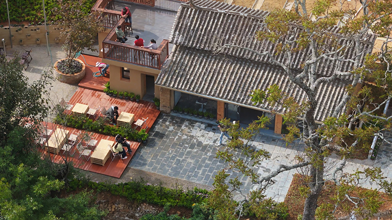 【4】曼海村鄉(xiāng)村共創(chuàng)的咖啡書吧小院。陶思源-攝