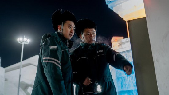 長春市冰雪新天地園區(qū)內(nèi)，長春市雙陽區(qū)供電公司工作人員正在檢查低壓配電箱。新華社記者 段續(xù) 攝