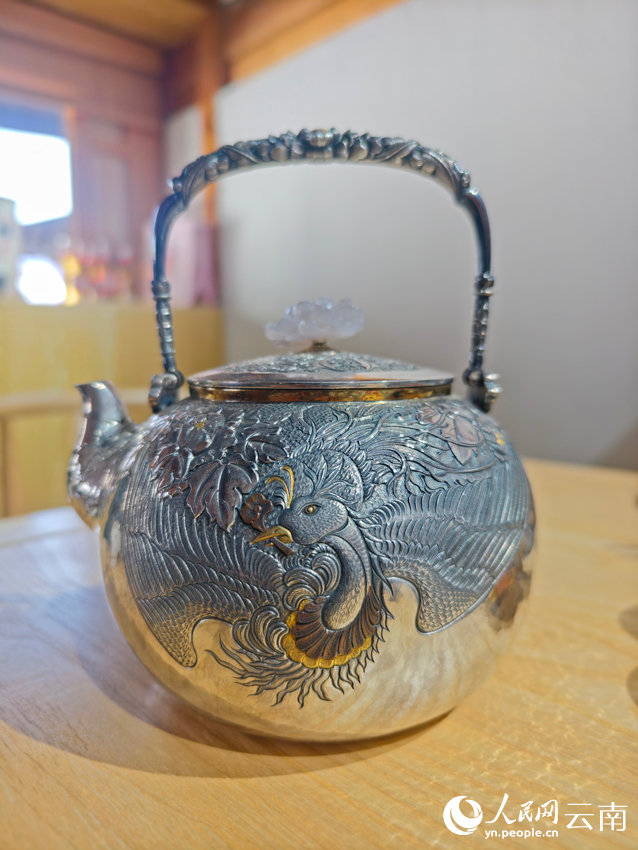 李耀華制作的銀壺。人民網(wǎng)記者 符皓攝