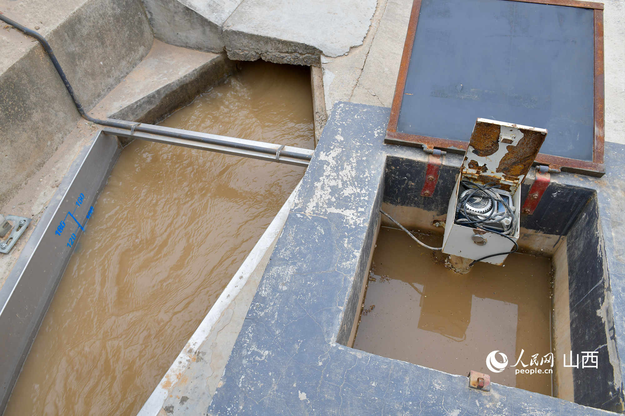 灌區(qū)渠口的計量設施。人民網(wǎng)記者 焦搏文攝