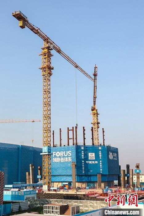 從完成頂層設(shè)計(jì)到如火如荼大規(guī)模建設(shè)，六年來(lái)，雄安新區(qū)如春天的竹子一般拔節(jié)生長(zhǎng)，這座承載千年大計(jì)的“未來(lái)之城”已雄姿初顯。從“一張白紙”開(kāi)始著墨，如今的雄安新區(qū)已是濃墨重彩的“山水畫(huà)”。<a target='_blank' href='/'>中新社</a>記者近日走訪了雄安新區(qū)多地，從“藍(lán)綠金”三色感受這座“未來(lái)之城”的巨大變化。圖為7月19日，河北雄安新區(qū)，中國(guó)中化總部基地項(xiàng)目施工現(xiàn)場(chǎng)。 <a target='_blank' href='/'>中新社</a>記者 易海菲 攝