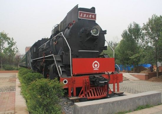 高校校園內(nèi)通火車(chē)成全國(guó)首個(gè)校內(nèi)通火車(chē)的大學(xué) 網(wǎng)友：校園是得有多大