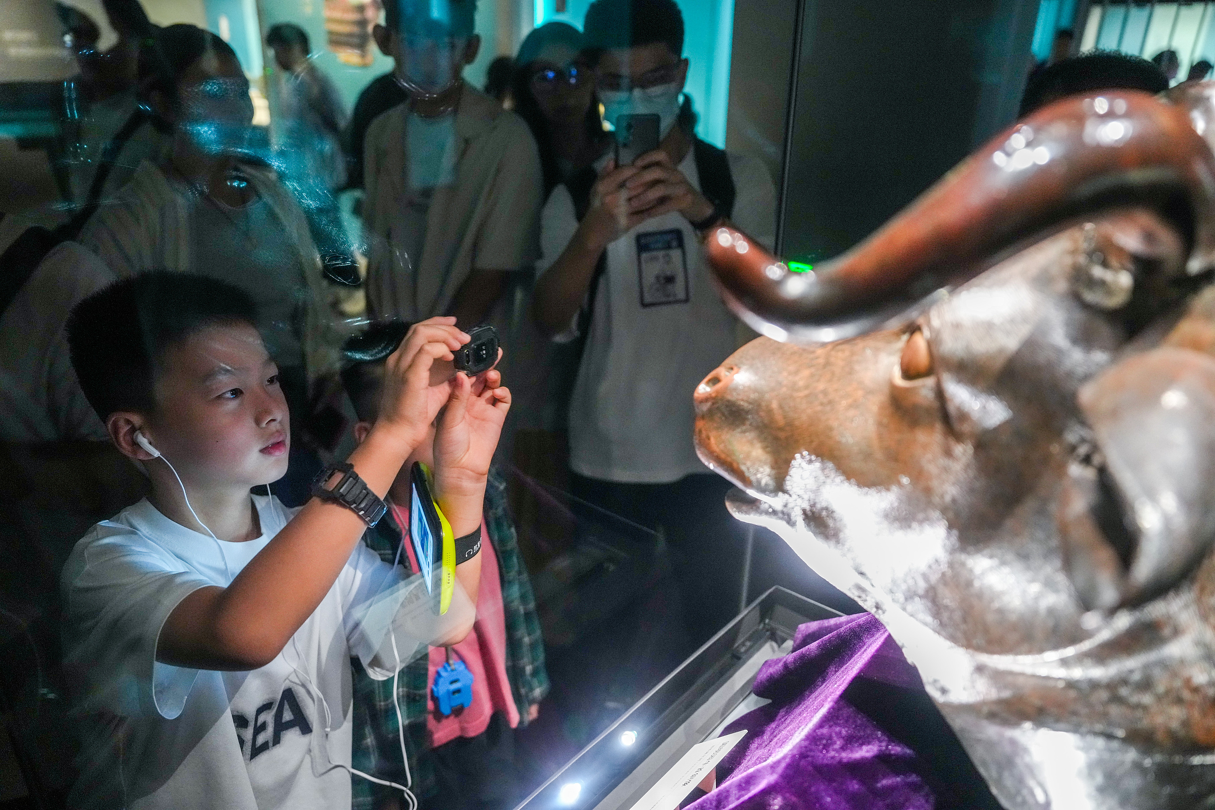 2025年6月，參加研學(xué)游的孩子在安徽博物院蜀山館參觀圓明園牛首銅像。（圖片來源：視覺中國）