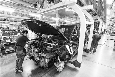 某新能源汽車智能制造基地總裝車間，工作人員正在工作。新華社記者 李博 攝