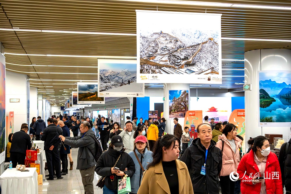 “相約忻州·盡享冬韻”暨“乘地鐵游山西”主題攝影展（忻州）在太原地鐵長風街站啟幕。