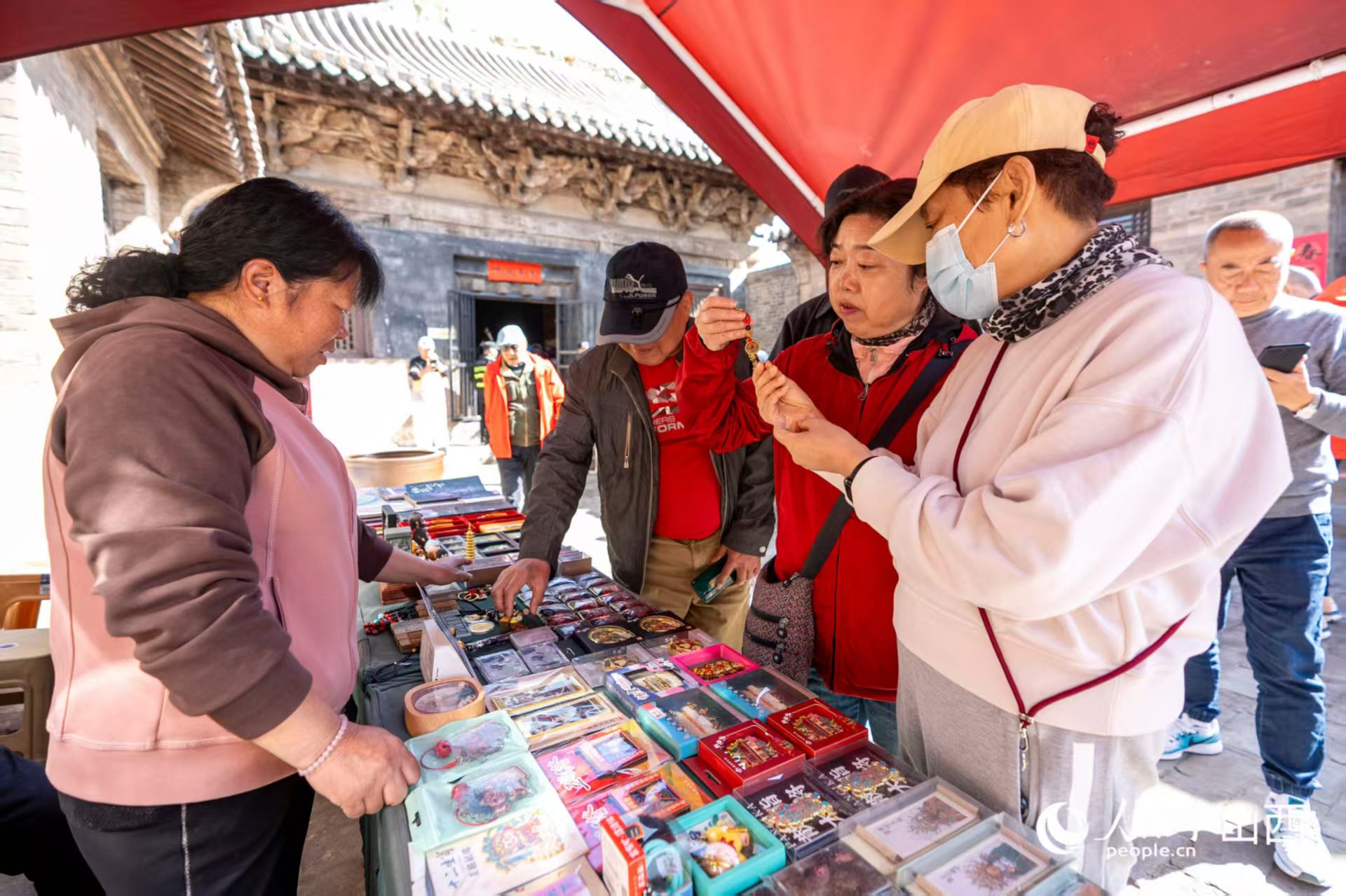 游客在山西省高平市鐵佛寺選購文創(chuàng)產(chǎn)品。人民網(wǎng)記者 盧鵬宇攝