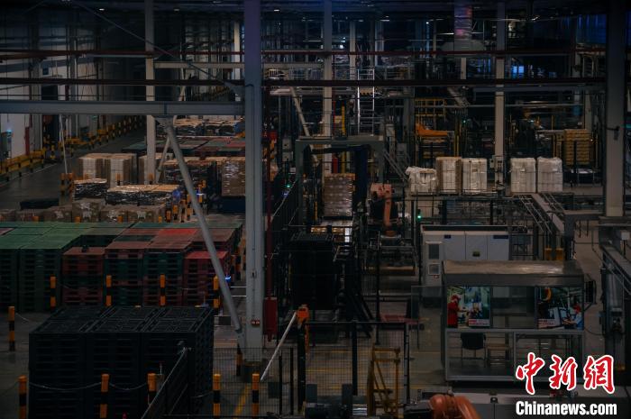 基地依托數(shù)字技術(shù)打造“黑燈工廠”?！±钅宪?攝