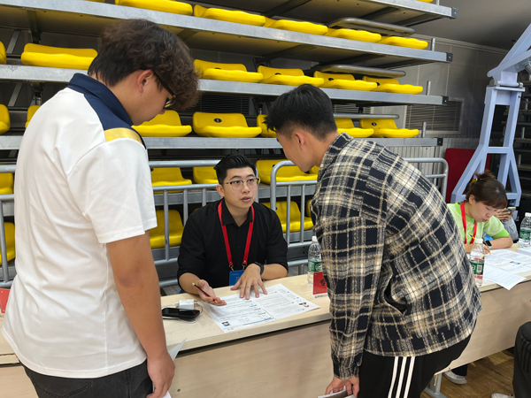 招聘會上，老師為畢業(yè)生開展就業(yè)指導(dǎo)。校方供圖