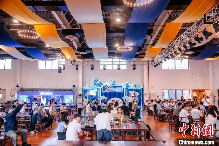 圖為基地內(nèi)的慕尼黑餐廳?！±钅宪?攝