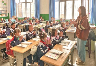 2023年5月，西北師范大學(xué)學(xué)生在新疆阿克蘇地區(qū)溫宿縣吐木秀克鎮(zhèn)第一小學(xué)實習(xí)支教。 卓杰攝