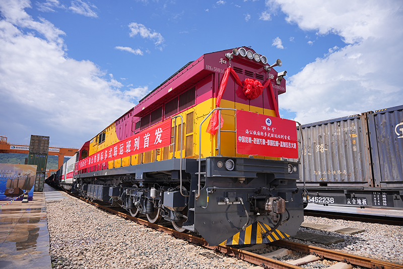 “鄭和號(hào)”海公鐵國(guó)際多式聯(lián)運(yùn)班列首發(fā)。騰俊國(guó)際陸港供圖