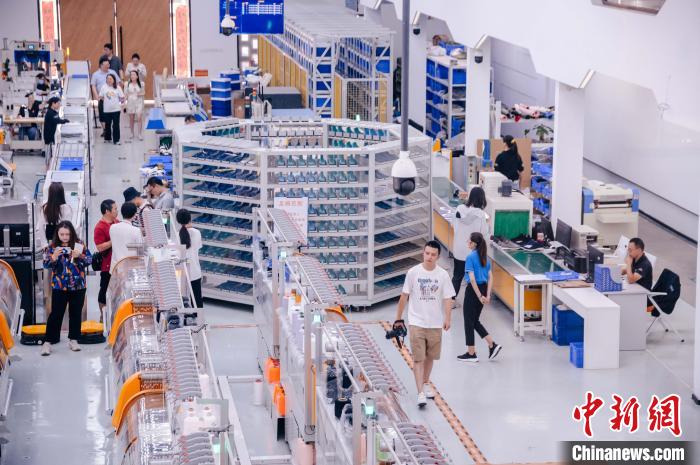 圖為莆田雙馳鞋業(yè)個性化定制示范工廠?！±钅宪?攝