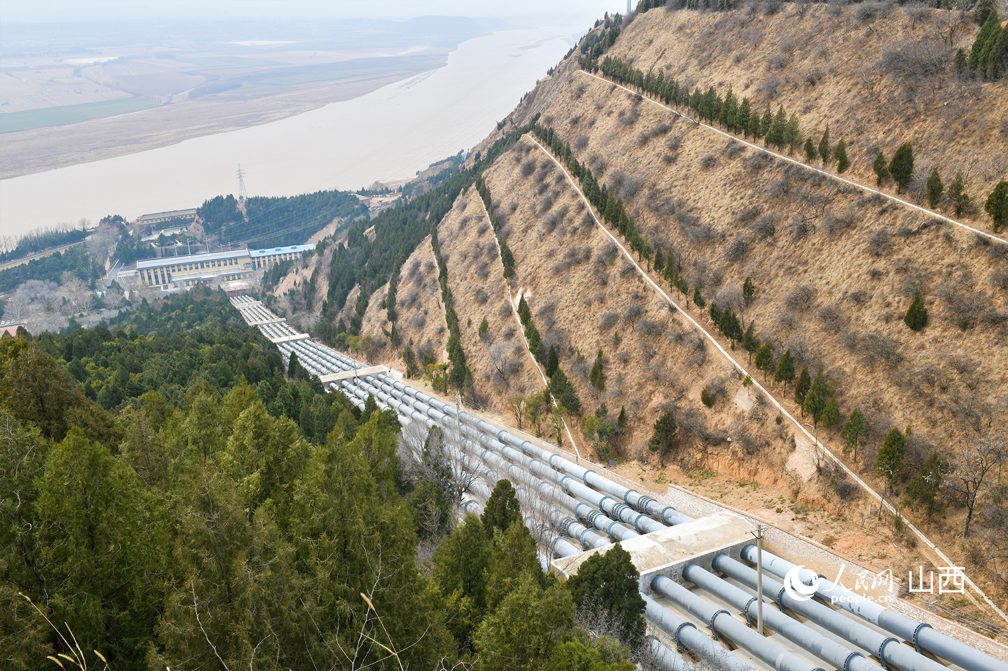 大禹渡灌區(qū)6條約700米的管道將黃河水引上旱塬。人民網(wǎng)記者 焦搏文攝