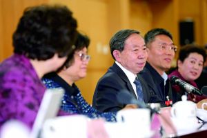 3月8日，全國政協(xié)舉行教育界別聯(lián)組會(huì)議，教育部部長袁貴仁右三到會(huì)聽取建議。