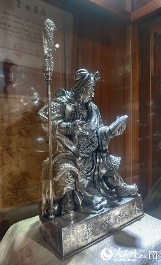 5寸發(fā)標(biāo)制作的關(guān)公像。人民網(wǎng)記者 符皓攝