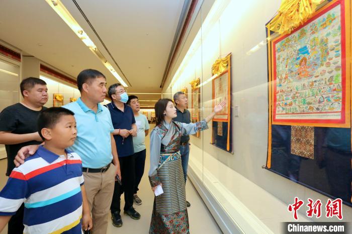 “藏韻瑰寶”藏醫(yī)四部醫(yī)典唐卡珍品展現(xiàn)場。　劉俊蒼 攝