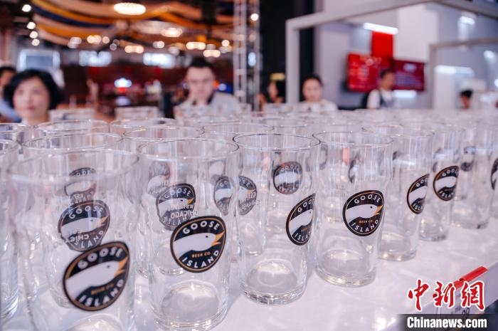 基地內(nèi)，各式啤酒文化周邊產(chǎn)品在出售?！±钅宪?攝