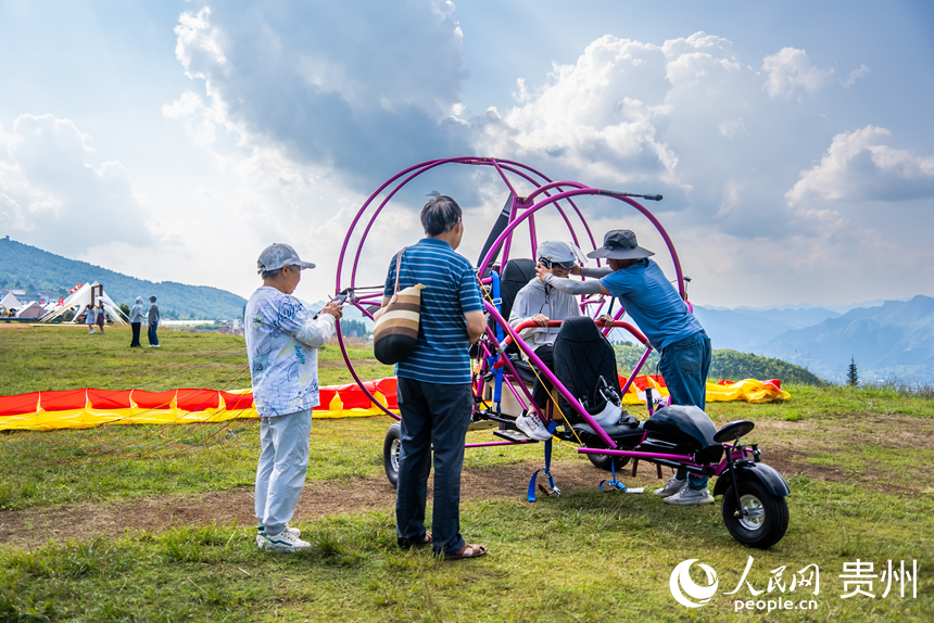 游客在野玉海飛行營(yíng)地解鎖山地新玩法。人民網(wǎng)記者 涂敏攝