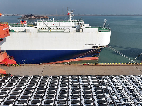 在江蘇省連云港，中國(guó)生產(chǎn)的汽車(chē)正加緊裝船出口海外。