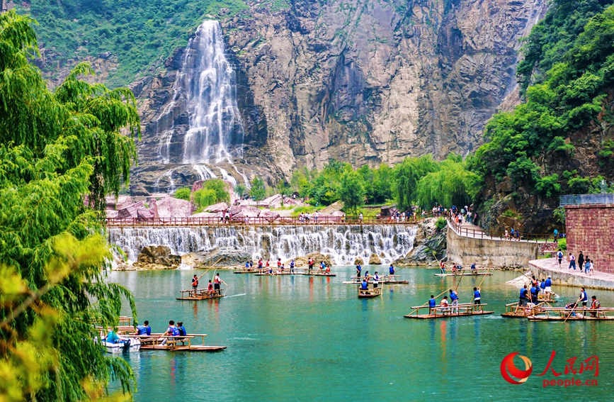 泛舟水上，成為酷熱夏季的一個(gè)避暑良方。人民網(wǎng)記者 王佩攝