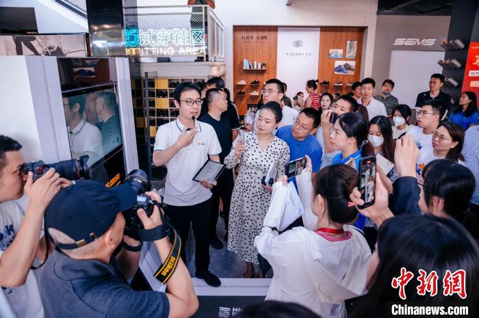 定制示范工廠可從腳型測量儀采集數(shù)據(jù)，按需進行“私人訂制”?！±钅宪?攝