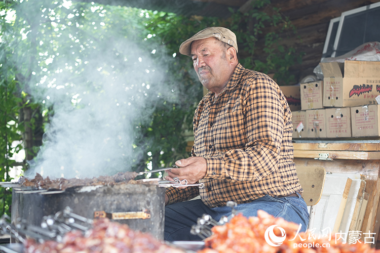 孫金花家庭小院內(nèi)，正在烤制肉串。人民網(wǎng)記者 李睿攝