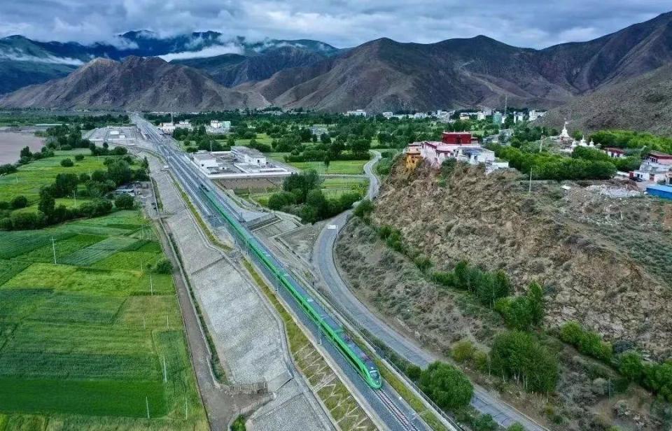 ?高原動集動車組。中國中車供圖。