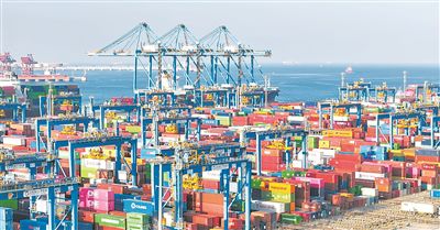 “新泉州”輪在山東港口青島港自動化碼頭（三期）的作業(yè)現(xiàn)場。山東港口青島港供圖