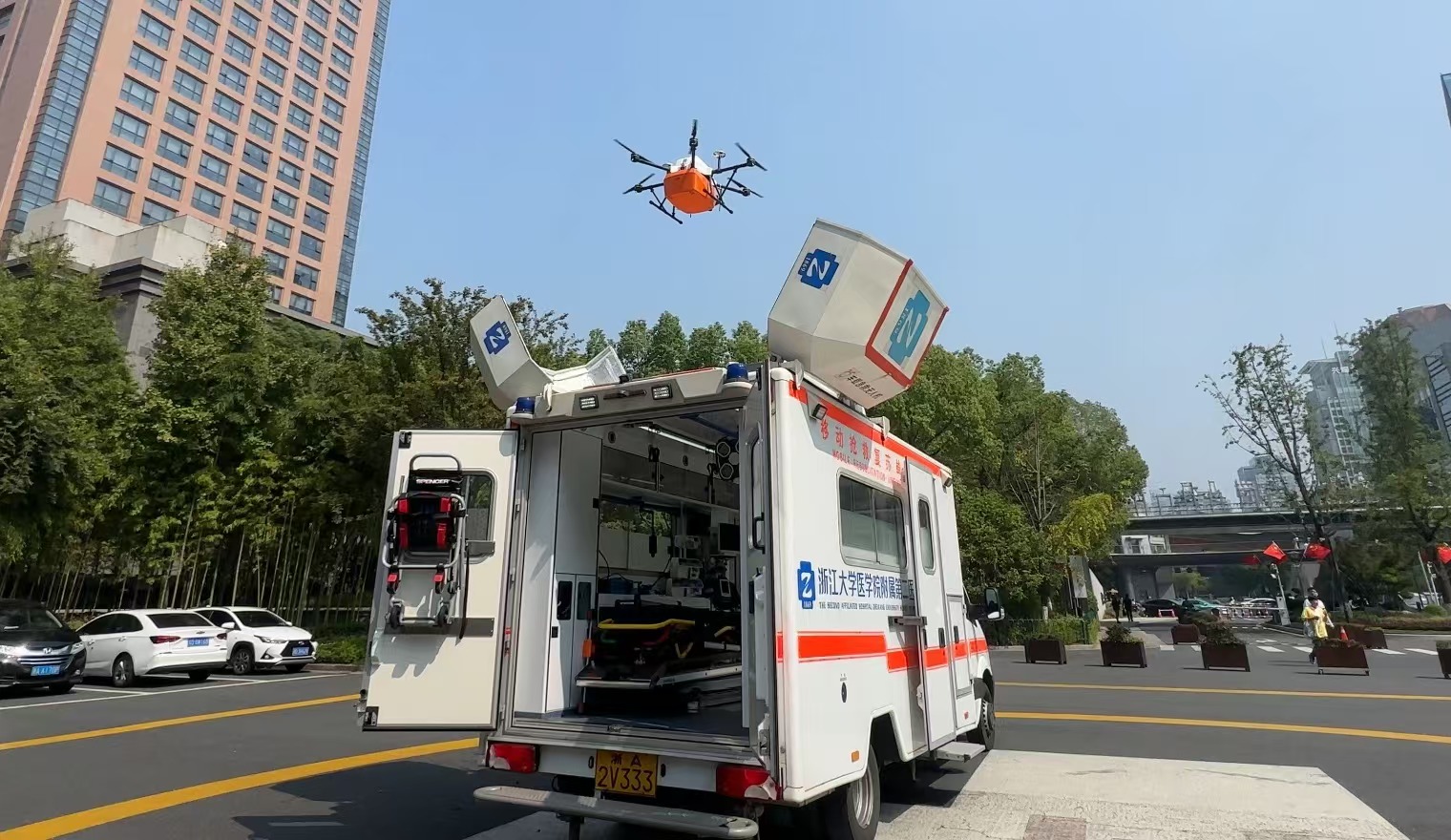 浙江大學(xué)醫(yī)學(xué)院附屬第二醫(yī)院5G急救車(chē)搭載的無(wú)人機(jī)正在起飛。人民網(wǎng)記者 申佳平攝