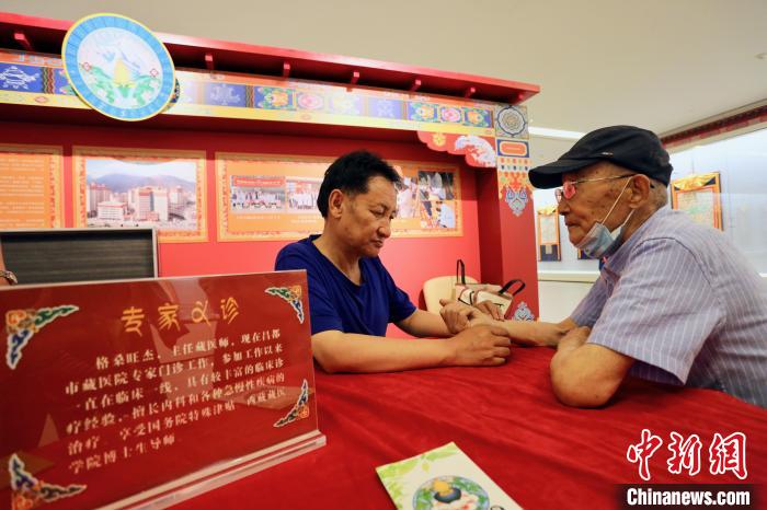 “藏韻瑰寶”藏醫(yī)四部醫(yī)典唐卡珍品展在天津美術館展出，展覽現(xiàn)場藏醫(yī)專家義診受歡迎?！⒖∩n 攝