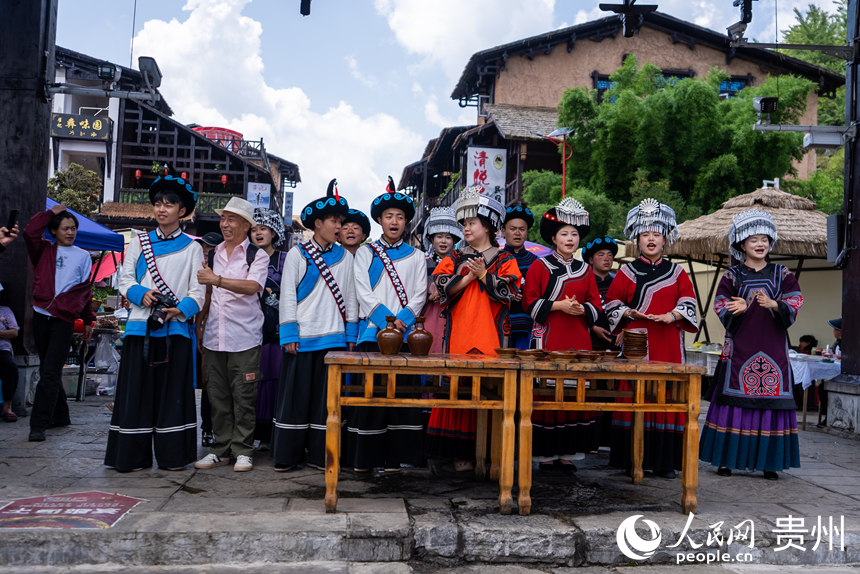 海坪文化小鎮(zhèn)里熱情的彝家“攔門(mén)酒”。人民網(wǎng)記者 涂敏攝