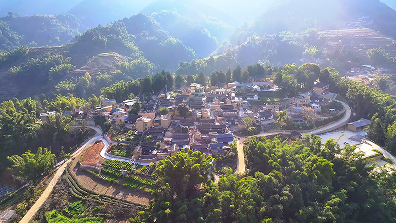 【1】曼海村全景。陶思源-攝