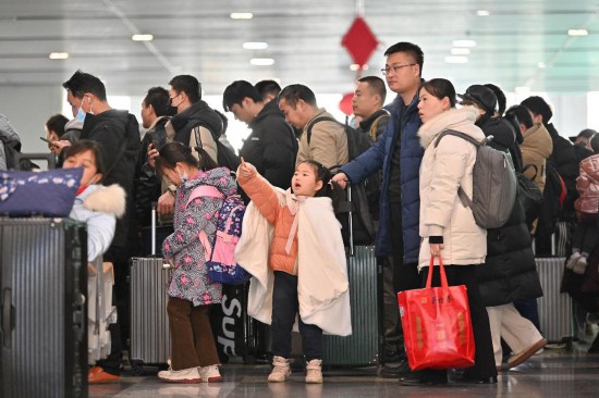 2月3日，家長(zhǎng)帶領(lǐng)小朋友在北京豐臺(tái)站排隊(duì)檢票。新華社記者 宋為偉 攝