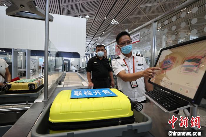 6月25日，在?？诿捞m國(guó)際機(jī)場(chǎng)T2航站樓，工作人員對(duì)完成改造的設(shè)備進(jìn)行模擬測(cè)試?！∈Y啟明 攝