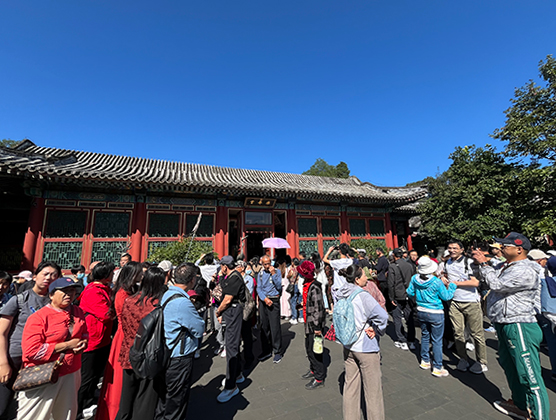 游客在頤和園游覽。人民網記者 李楠樺攝