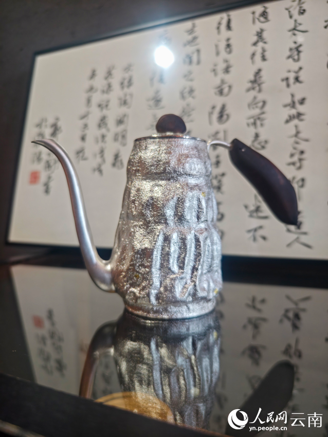 李杰加工制作的銀壺。人民網(wǎng)記者 符皓攝