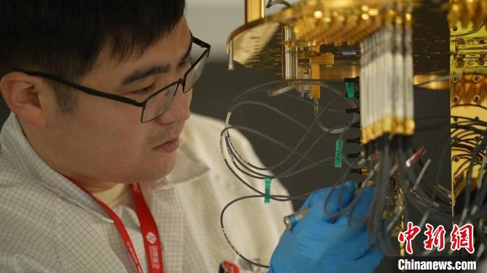 科研人員正在組裝超導(dǎo)量子計(jì)算機(jī)。