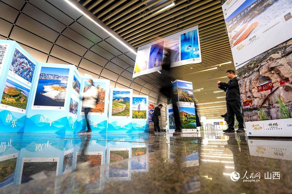 觀眾正在欣賞攝影作品。