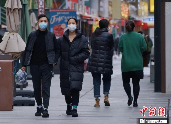 圖為市民穿羽絨服出行?！●R銘言 攝