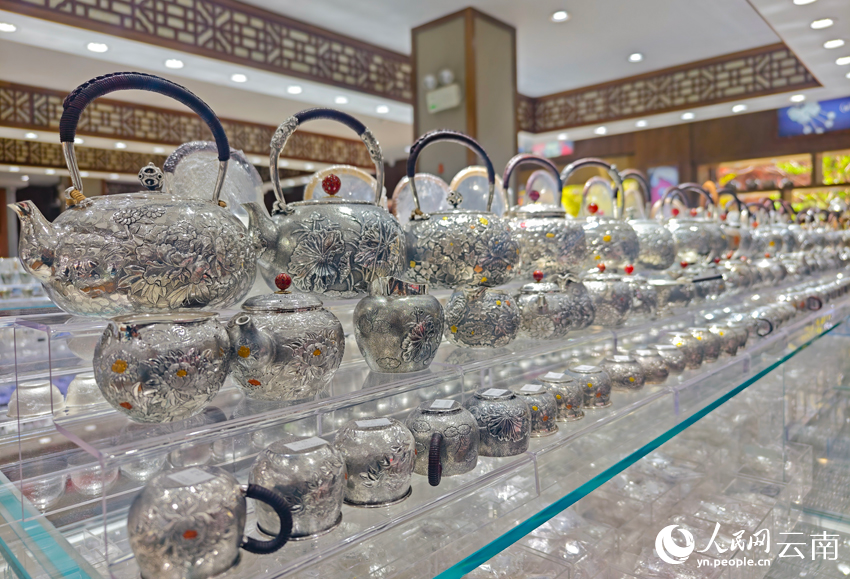 新華村一家銀器店里的各類銀器。人民網(wǎng)記者 符皓攝