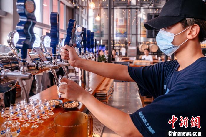 圖為百威雪津啤酒莆田基地工作人員正在打酒?！±钅宪?攝